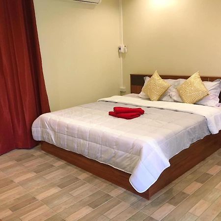 Hotel นพรัตน์การ์เด้นฮิลล์ Uthai Thani Zewnętrze zdjęcie