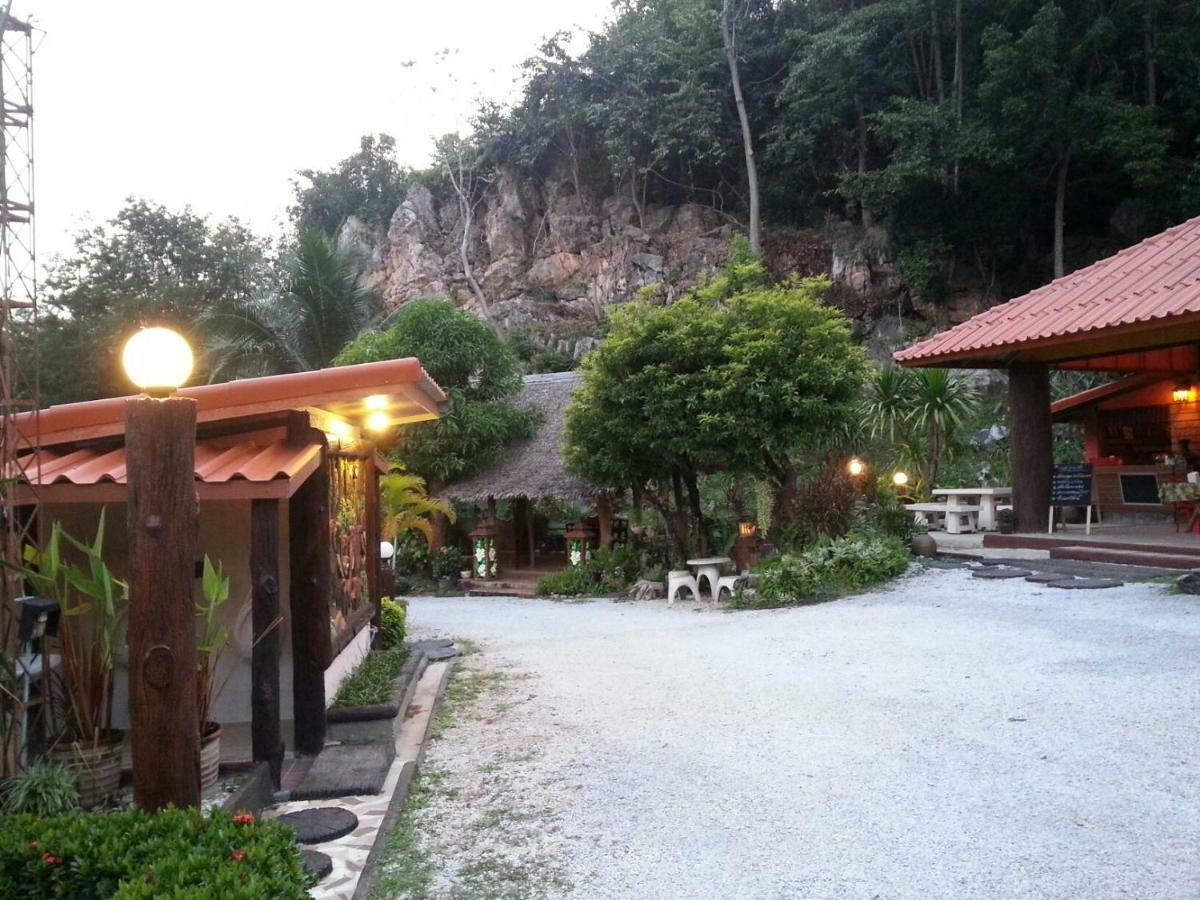 Hotel นพรัตน์การ์เด้นฮิลล์ Uthai Thani Zewnętrze zdjęcie